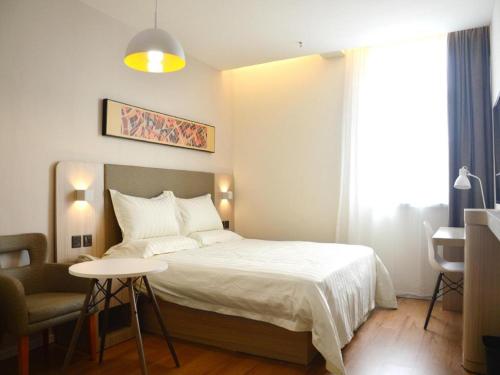 Ein Bett oder Betten in einem Zimmer der Unterkunft Hanting Hotel Qinhuangdao Changli Jieyang Street