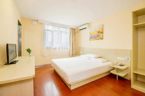 Een bed of bedden in een kamer bij Hanting Hotel Qinhuangdao Development Zone Yanshan University