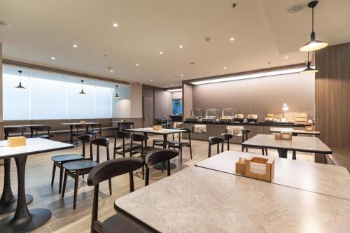 Ein Restaurant oder anderes Speiselokal in der Unterkunft Hanting Hotel Qinhuangdao Development Zone Yanshan University 
