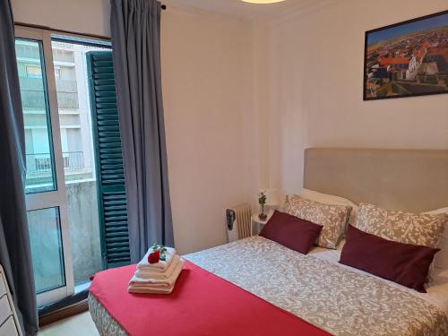 1 dormitorio con cama y ventana grande en local 4 Dreams, en Oporto