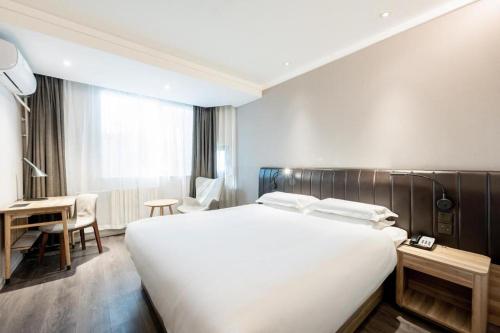מיטה או מיטות בחדר ב-Hanting Premium Hotel Youjia Xining Shengli Road