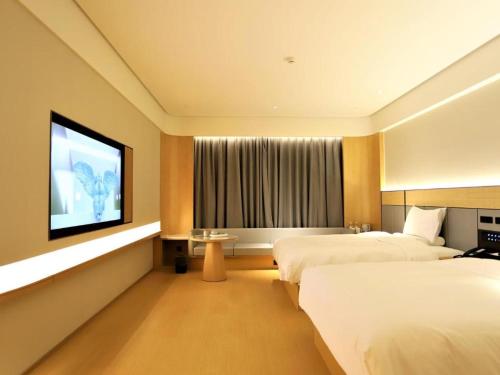 Łóżko lub łóżka w pokoju w obiekcie Ji Hotel Shenyang Hunnan Municipal Government
