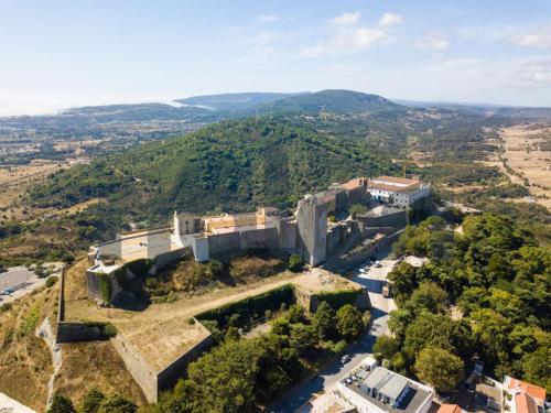 una vista aérea de un edificio en una colina en Moradia T3 com PISCINA, en Quinta do Anjo
