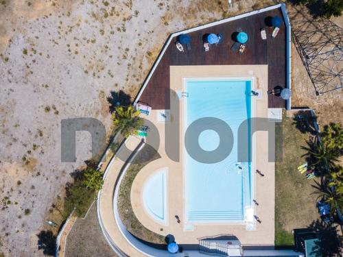 una vista aérea de una piscina junto a una casa en Moradia T3 com PISCINA, en Quinta do Anjo