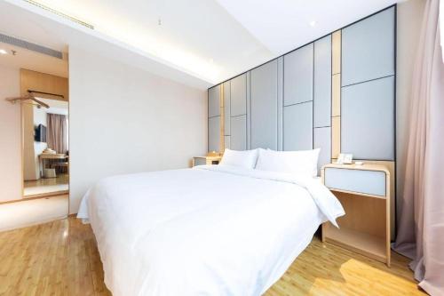 Una cama o camas en una habitación de Ji Hotel Hangzhou Xihu Hubin