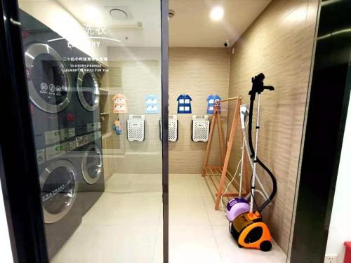 lavadero con lavadora y secadora en Hanting Hotel Hefei Dadongmen Metro Station en Hefei