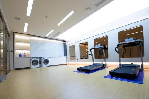 a gym with two treadmills and two machines at Ji Hotel Chuangchun Railway Station in Changchun