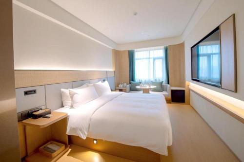 Uma cama ou camas num quarto em Ji Hotel Xi'an Nanshaomen Provincial Stadium
