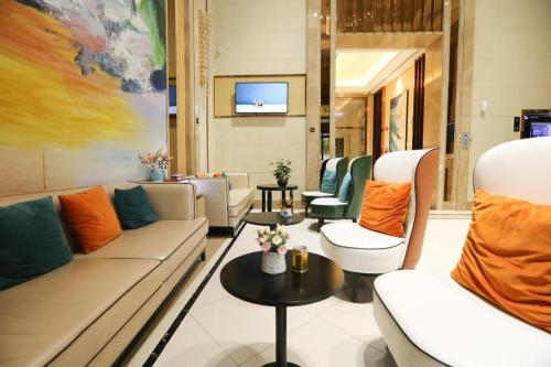 Uma área de estar em Hanting Hotel Jinan High-tech Zone Wanda Plaza