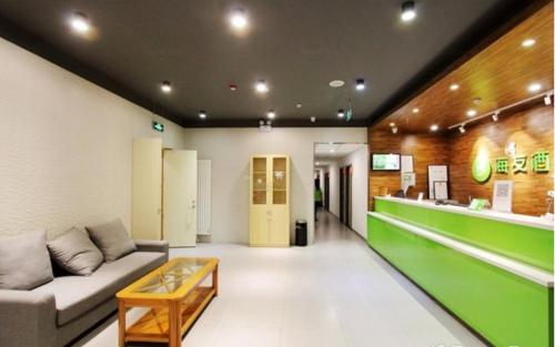 Majoituspaikan Hi Inn Qingdao Taishan Road Metro Station aula tai vastaanotto