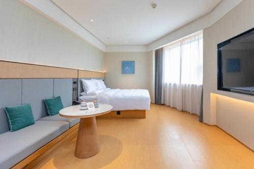 Posteľ alebo postele v izbe v ubytovaní Ji Hotel Changsha Central Nan University of Forestry and Technology