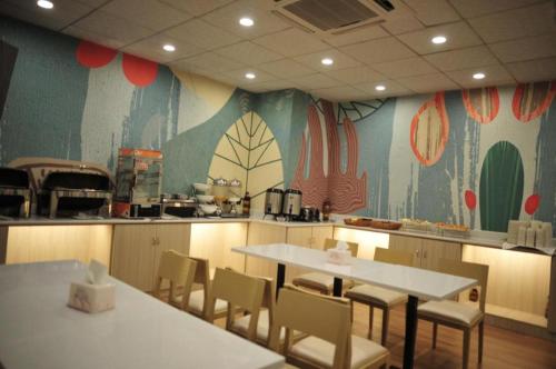 Um restaurante ou outro lugar para comer em Hanting Hotel Guiyang Railway Metro Station