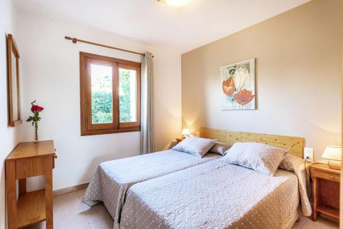 蘇昂博的住宿－Villa Ponent，一间卧室设有两张床和窗户。