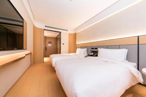 Кровать или кровати в номере Ji Hotel Hangzhou Qianjiang Century City Lihua Road