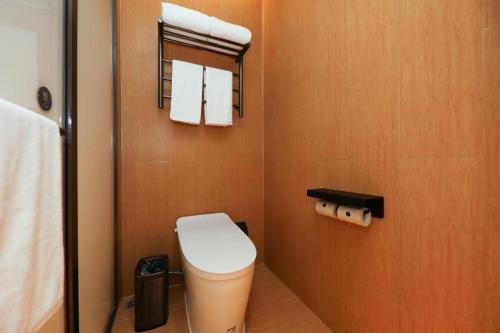 uma casa de banho com um WC, uma janela e toalhas em Ji Hotel Lianshui Hongri Avenue em Lianshui
