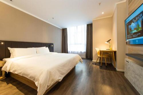 Кровать или кровати в номере Hanting Premium Hotel Youjia Shanghai Caolu Institute of Finance
