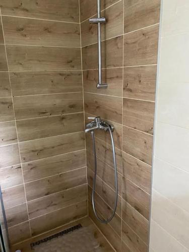 eine Dusche im Bad mit einer Holzwand in der Unterkunft House of Love Kornati in Murter