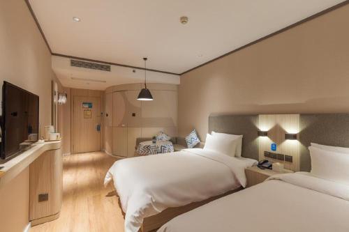 En eller flere senge i et værelse på Hanting Hotel Jinan Daguanyuan Wanda