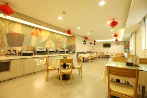 Een restaurant of ander eetgelegenheid bij Hanting Hotel Jinan Jingshi Road Qianfoshan