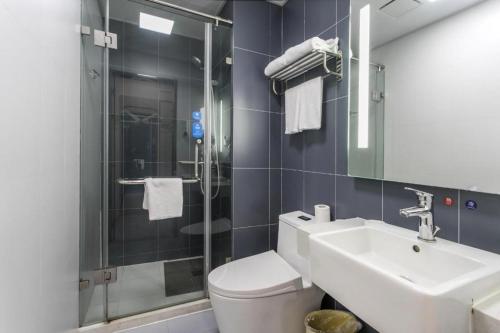 een badkamer met een toilet, een wastafel en een douche bij Hanting Hotel Suzhou Guanqian Street in Suzhou