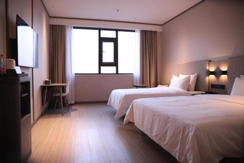 Hanting Hotel Linfen Hongdong Times Squareにあるベッド