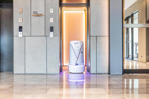 a white appliance sitting in the middle of a lobby at Ji Hotel Xiangyang Tangcheng Shengli Street in Xiangyang