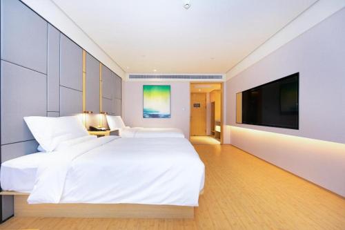 Łóżko lub łóżka w pokoju w obiekcie Ji Hotel Nanjing Central Gate Jianning Road