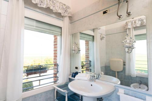 een badkamer met een wastafel en een raam bij Agriturismo Sesta Presa in Caorle