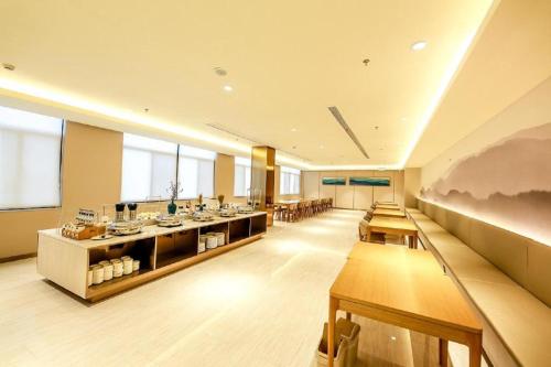 A restaurant or other place to eat at Ji Hotel Nantong Dongjing International