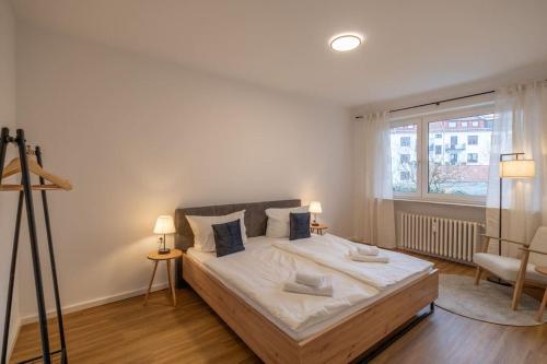 a bedroom with a large bed and a window at Messe Innenstadt Zentrum Apartment in Bremen