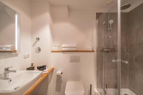a bathroom with a shower and a sink and a toilet at Messe Innenstadt Zentrum Apartment in Bremen