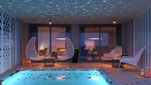 Habitación con piscina, sillas y sala de estar. en GRIFID Noa - Premium Ultra All Inclusive en Golden Sands
