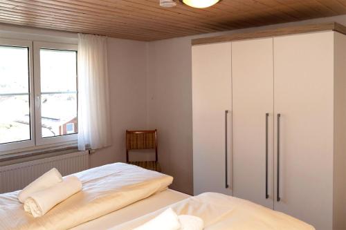 um quarto com 2 camas e um armário grande em Allgäu Oase - fewo-badhindelang em Bad Hindelang