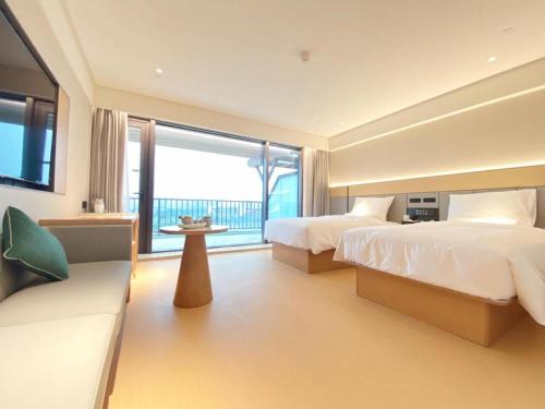 a hotel room with two beds and a large window at Ji Hotel Nanjing Xianlin Center in Dongchanglin