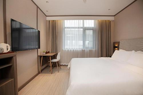 מיטה או מיטות בחדר ב-Hanting Hotel Zhengzhou Shakou Road
