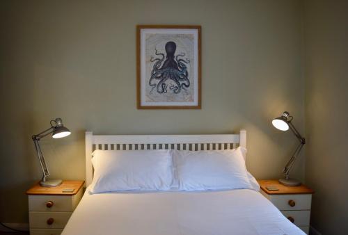 Postel nebo postele na pokoji v ubytování Octopus Loft, Falmouth