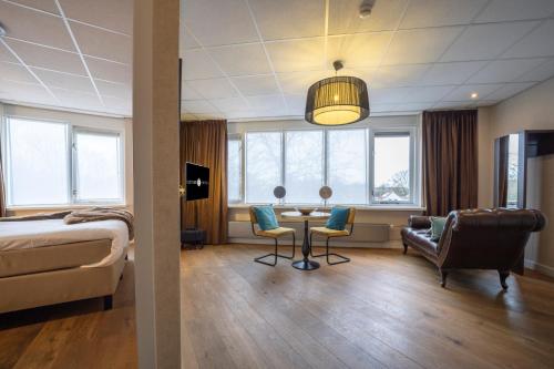 Habitación de hotel con cama, mesa y sillas en Fletcher Hotel-Restaurant Arneville-Middelburg, en Middelburg