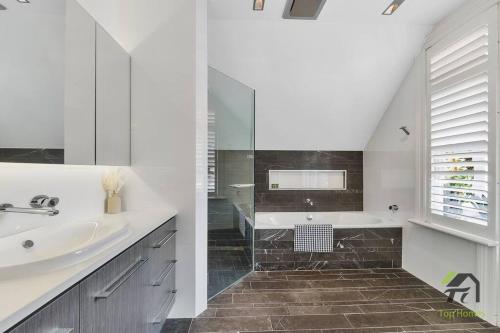 Ένα μπάνιο στο 'Lynwood' Warrawee Manor- Koi Home