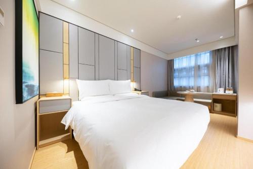 A bed or beds in a room at Ji Hotel Shanghai Jiangwan Town Metro Station