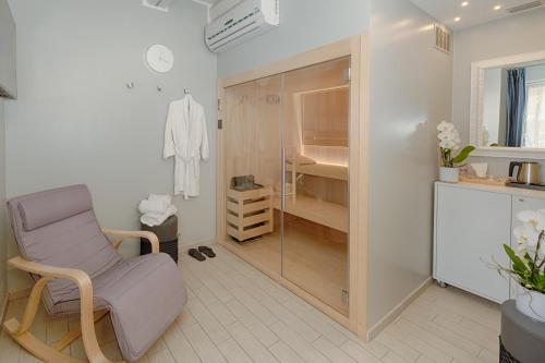 a bathroom with a chair and a walk in closet at Hotel Fontana Verona in Verona
