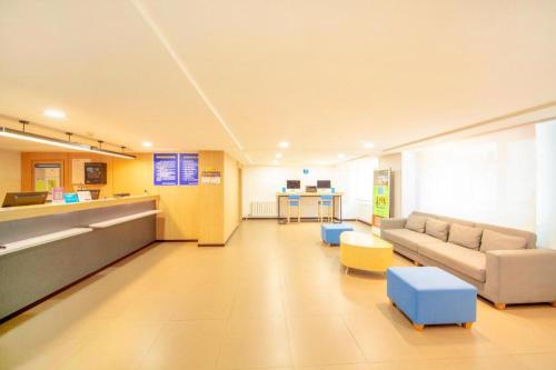 Lobby/Rezeption in der Unterkunft Hanting Hotel Shenyang North Station Second Branch