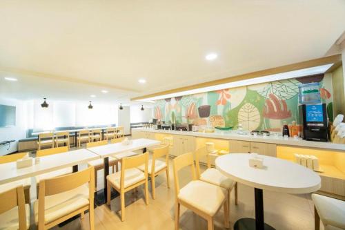 ห้องอาหารหรือที่รับประทานอาหารของ Hanting Hotel Shenyang North Station Second Branch