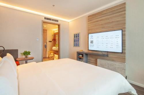 Giường trong phòng chung tại Hanting Premium Hotel Qingdao Taidong Metro Station