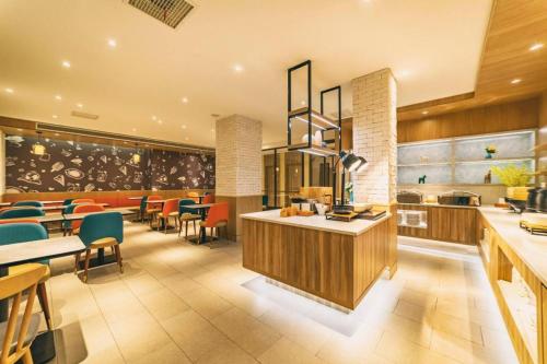 Kjøkken eller kjøkkenkrok på Hanting Hotel Qingdao Zhanqiao Railway Station East Plaza