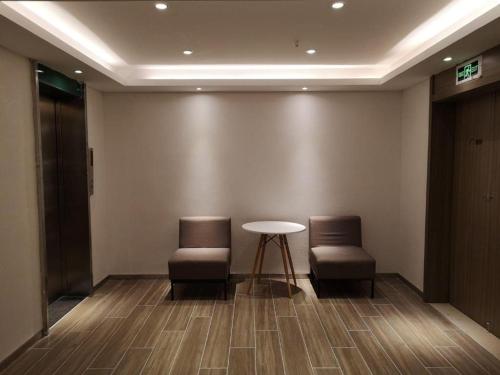 A seating area at Hanting Hotel Nanjing Fuqiao Metro Station Weilaicheng