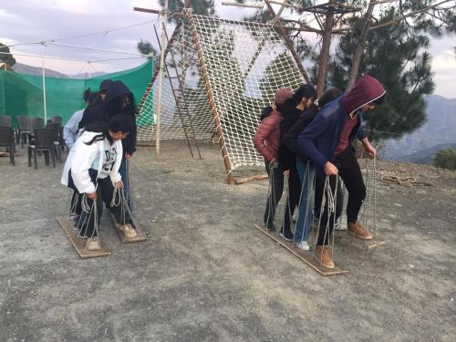 eine Gruppe von Kindern, die Baseball spielen in der Unterkunft SnowDrop eco resort in Chail