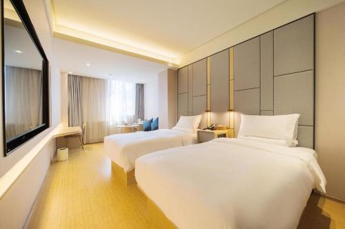 Кровать или кровати в номере Ji Hotel Dalian Railway Station