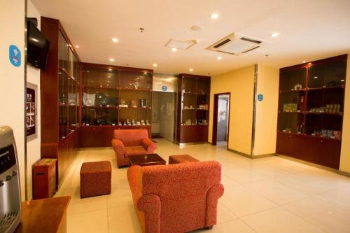De lobby of receptie bij Hanting Hotel Chengde Xinglong Branch