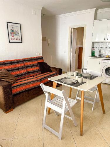 A seating area at Estudio in City Center Málaga!
