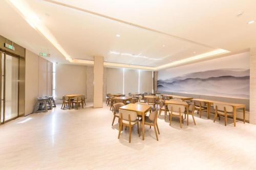 Un restaurante o sitio para comer en Ji Hotel Yantai Weihai College of Technology